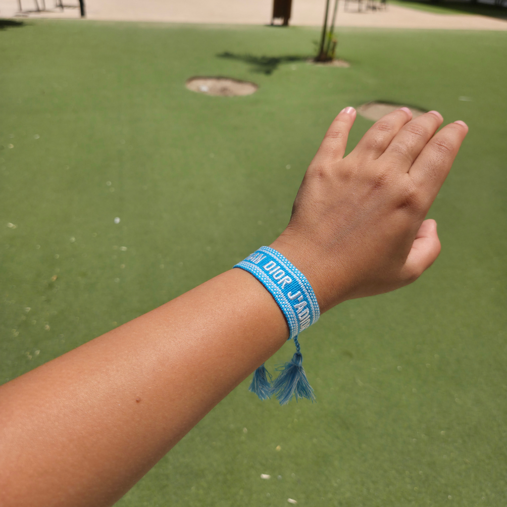 Pulsera Tejida Azul con Texto Ajustable