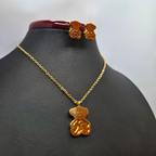 Conjunto de Collar y Pendientes de Osito Grabado 100% Acero Bañado en Oro 18K