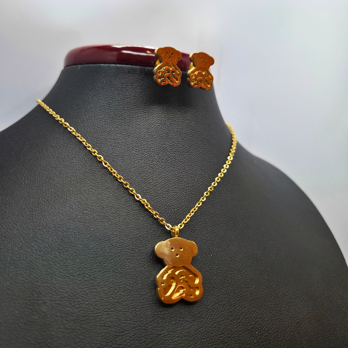 Conjunto de Collar y Pendientes de Osito Grabado 100% Acero Bañado en Oro 18K