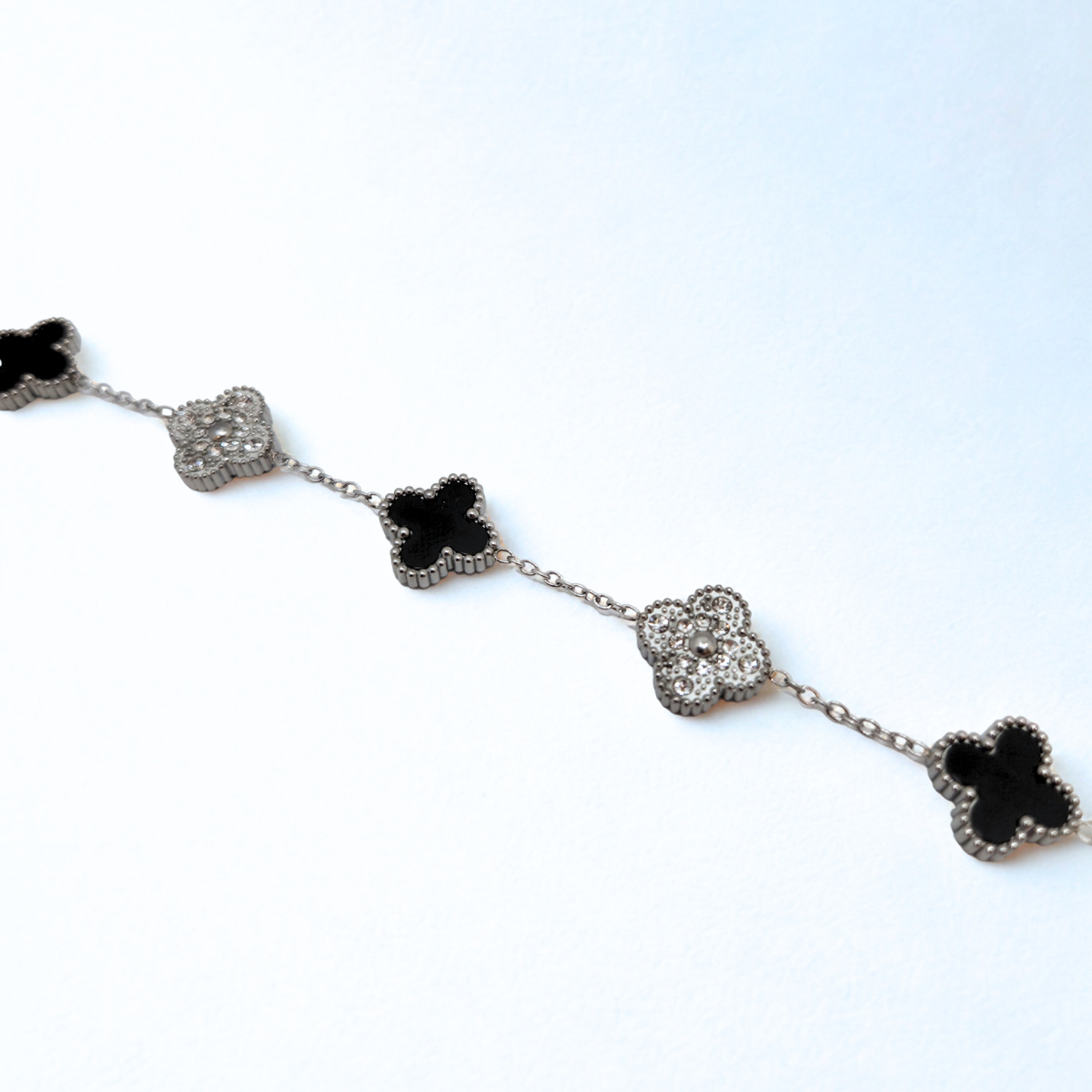 Pulsera de Trébol Plateada con Circonitas y Negro 100% Acero Inoxidable