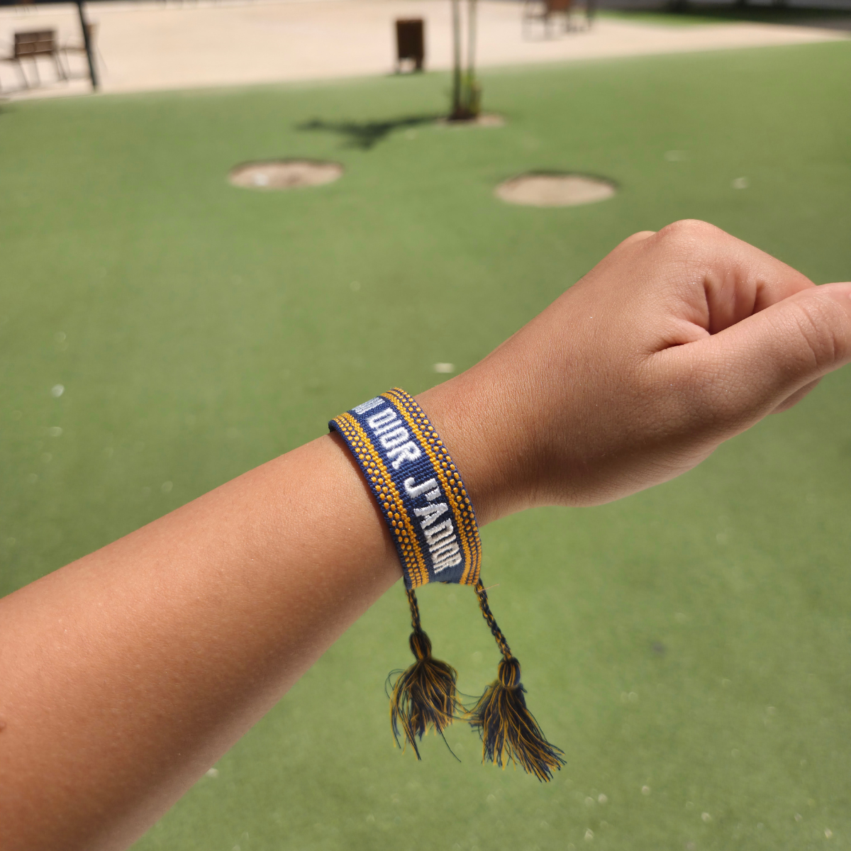 Pulsera de Tela Azul Celeste con Bordado Blanco y Borlas - Estilo Ajustable