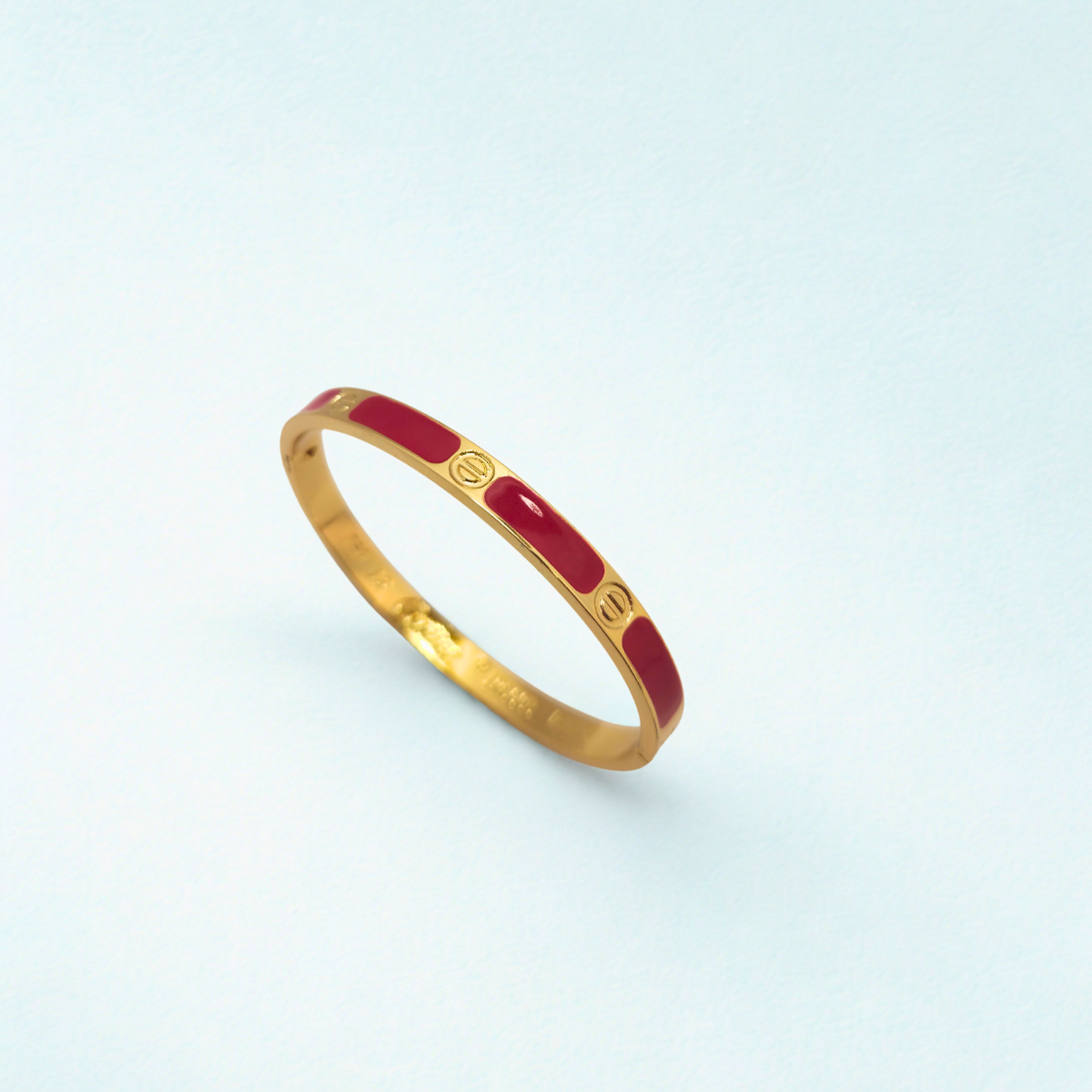 Pulsera Brazalete de Acero Chapado en Oro de 18K 100% con Detalles Esmaltados en Rojo