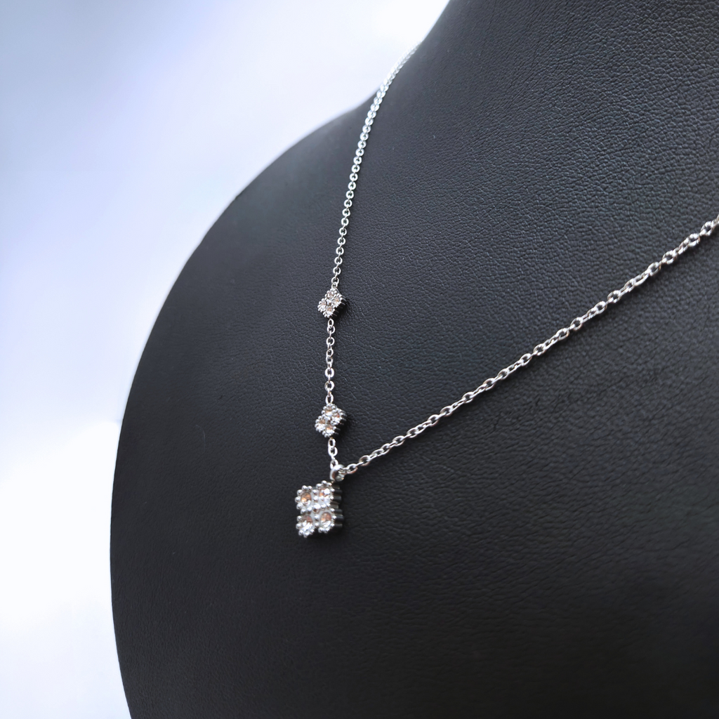 Collier trèfle avec zircone et design asymétrique 100 % acier inoxydable couleur argent