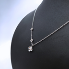 Collar de Trébol con Circonitas y Diseño Asimétrico 100% Acero Inoxidable Color Plata