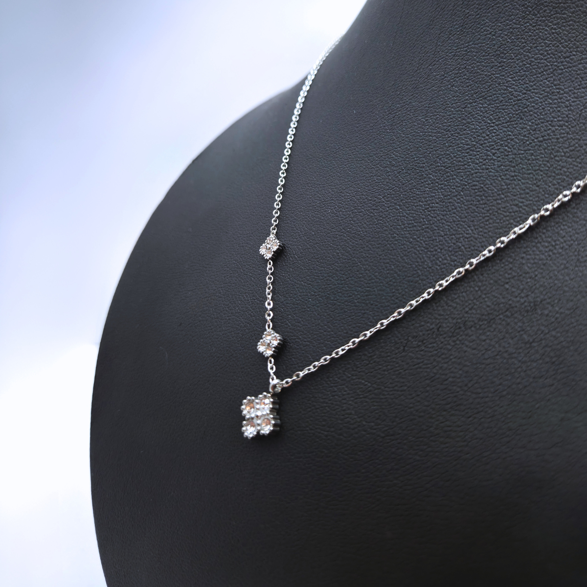 Collier trèfle avec zircone et design asymétrique 100 % acier inoxydable couleur argent