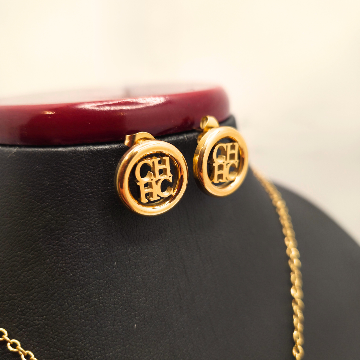 Conjunto de Joyería Circular con Detalles Grabados 100% Acero Bañado en Oro 18K