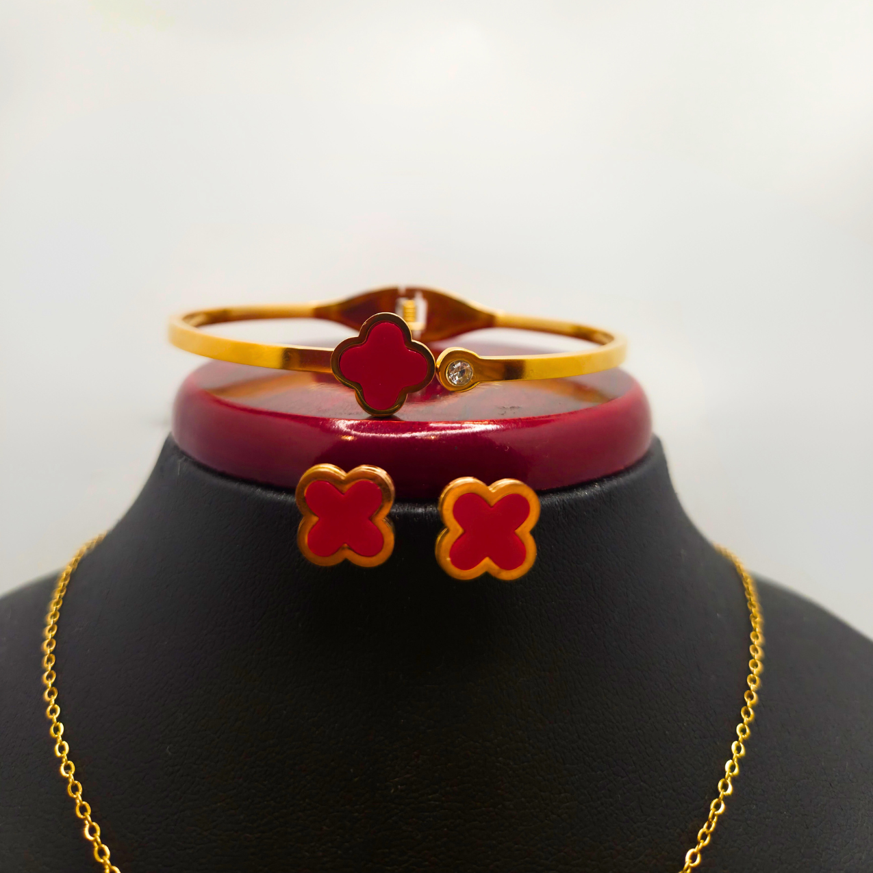 Conjunto Completo Trébol de la Suerte Rojo - Acero Bañado en Oro 18K