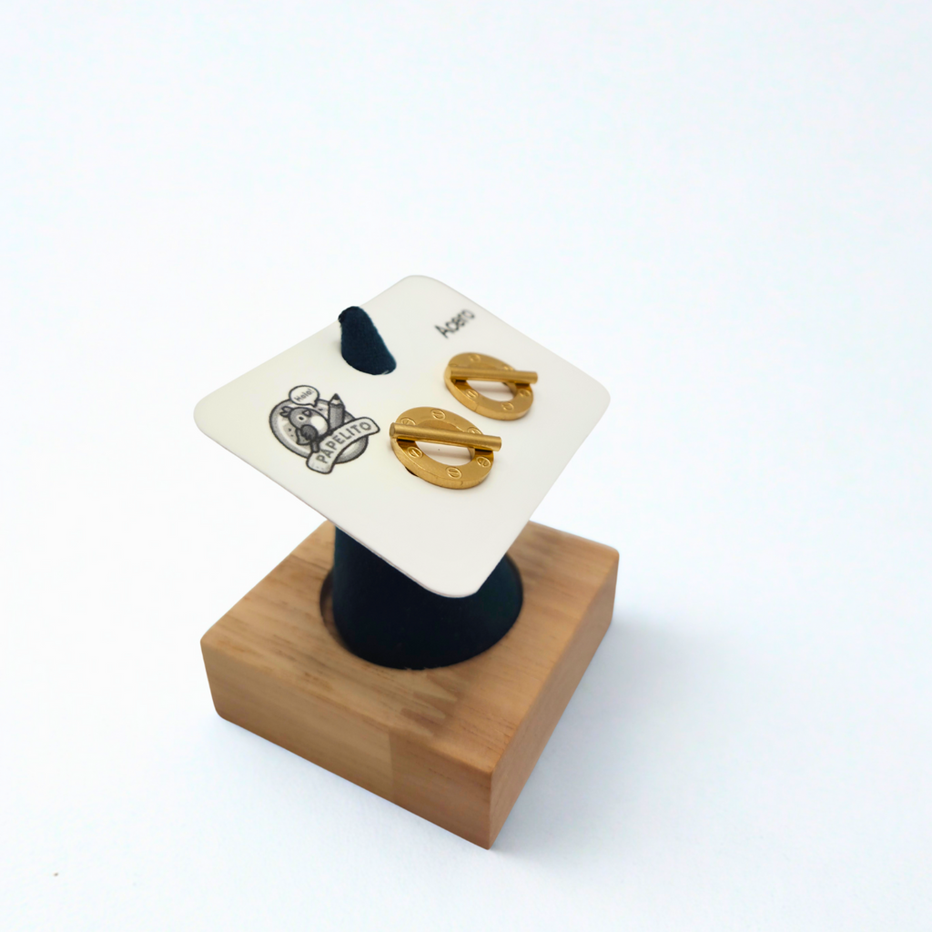 Conjunto de Joyería Circular con Barra Diagonal y Detalles de Tornillo 100% Acero Bañado en Oro 18K