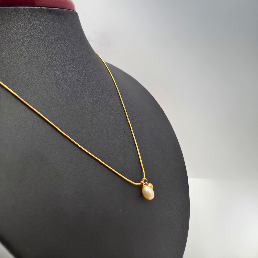 Collar Minimalista con Perla Natural y Bola Dorada 100% Acero Bañado en Oro 18K