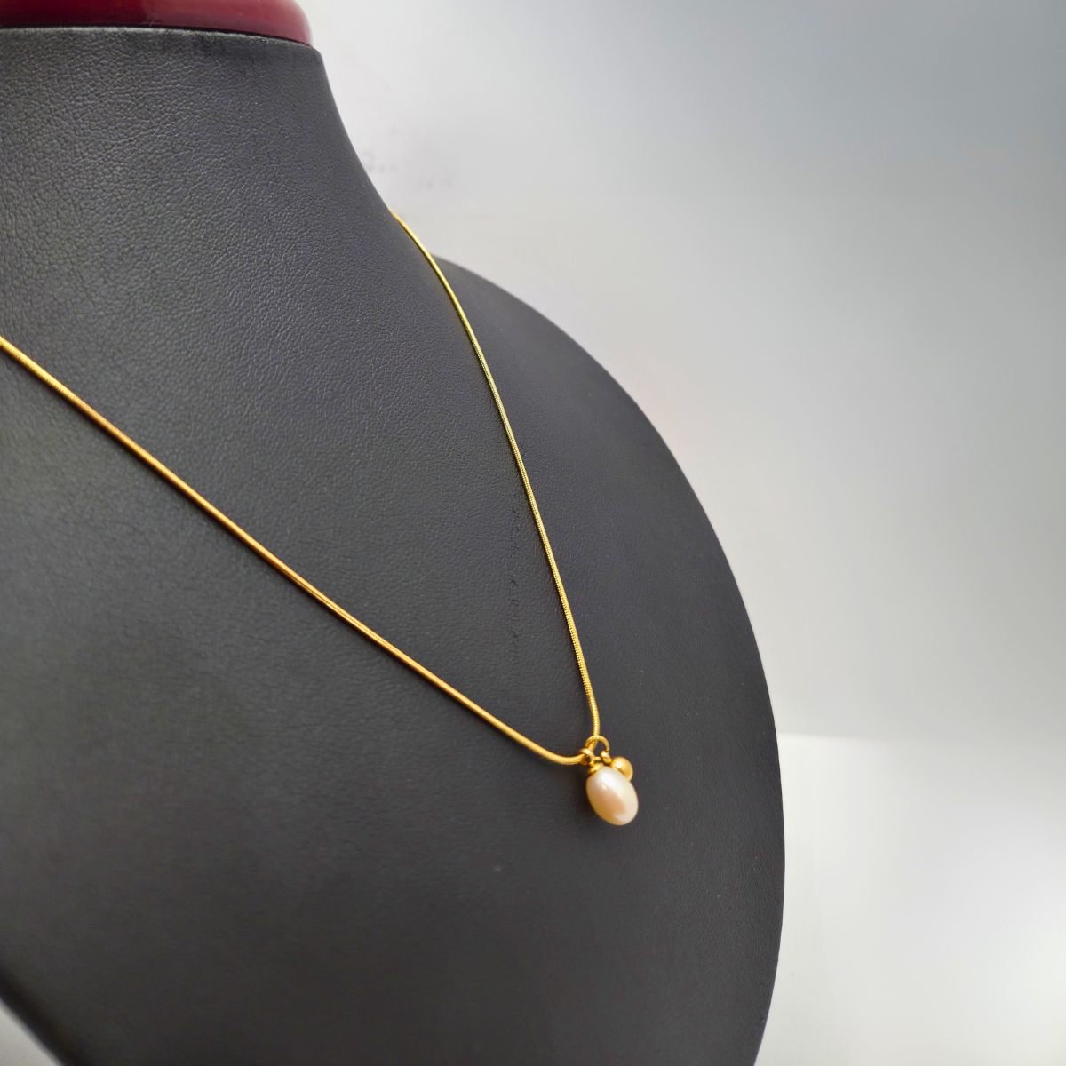 Collier minimaliste avec perle naturelle et boule dorée 100 % acier plaqué or 18 carats