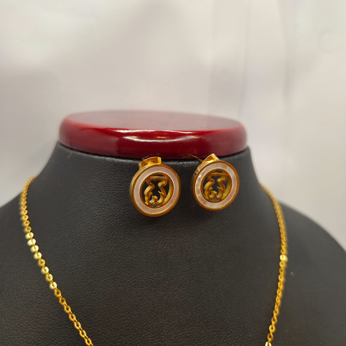Conjunto de Collar y Pendientes con Oso y Nácar Blanco en Círculo Dorado - 100% Acero Bañado en Oro 18K