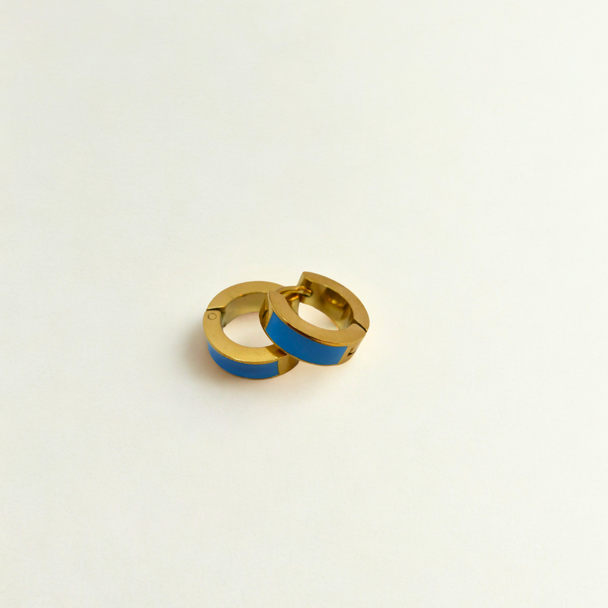 Pendientes de Aro Robusto con Detalle de Esmalte Azul Eléctrico - 100% Acero Bañado en Oro 18K