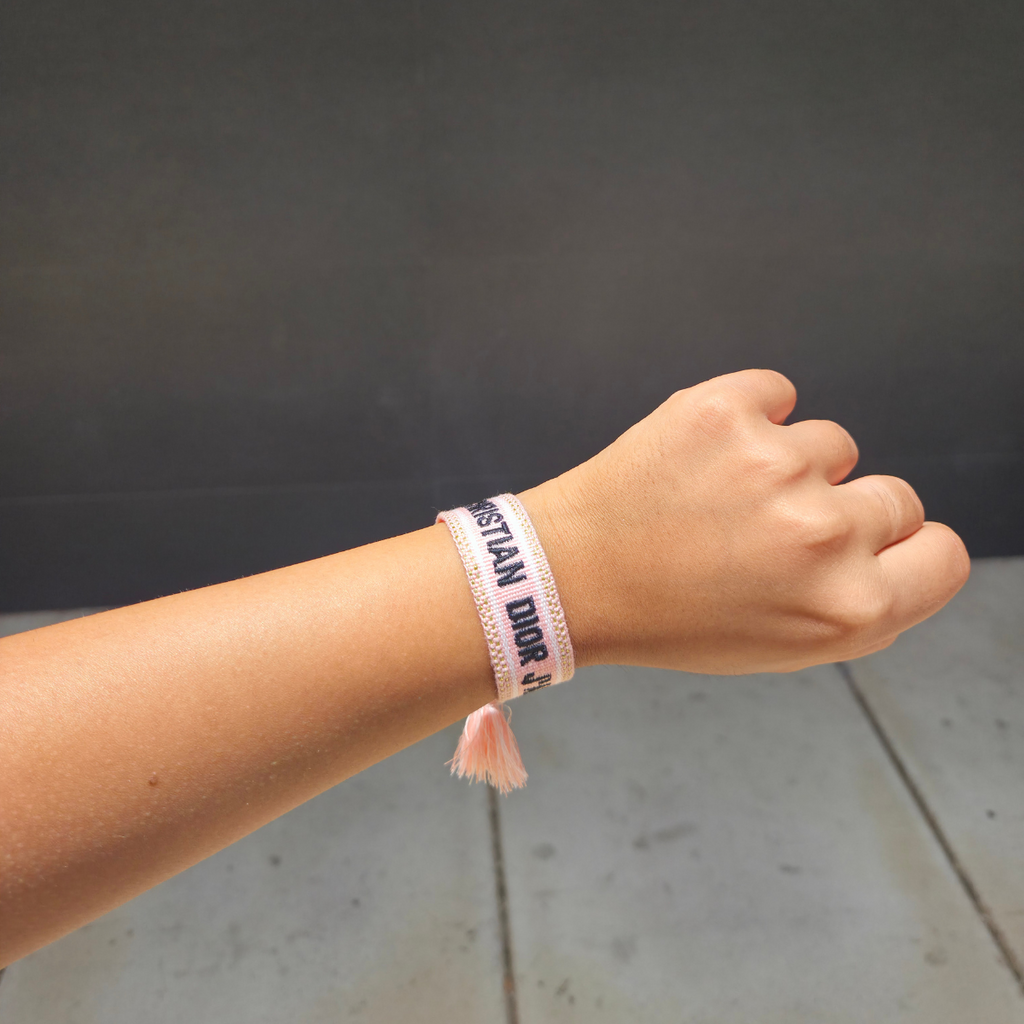 Pulsera de Tela con Diseño de Dos Colores y Borlas - Estilo Ajustable