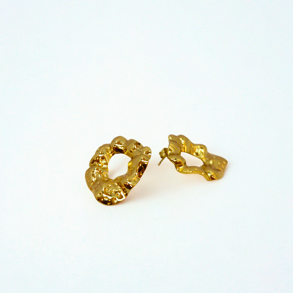 Pendientes de Aro Irregular con Textura Ondulada - 100% Acero Bañado en Oro 18K