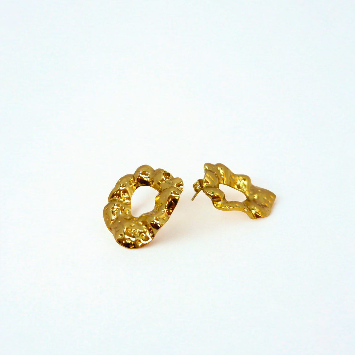 Pendientes de Aro Irregular con Textura Ondulada - 100% Acero Bañado en Oro 18K