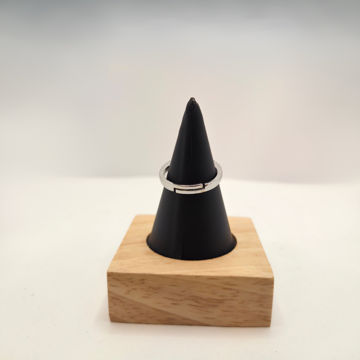 Bague ajustable « Gala » avec zircone ovale et halo – Acier plaqué or blanc 18 carats