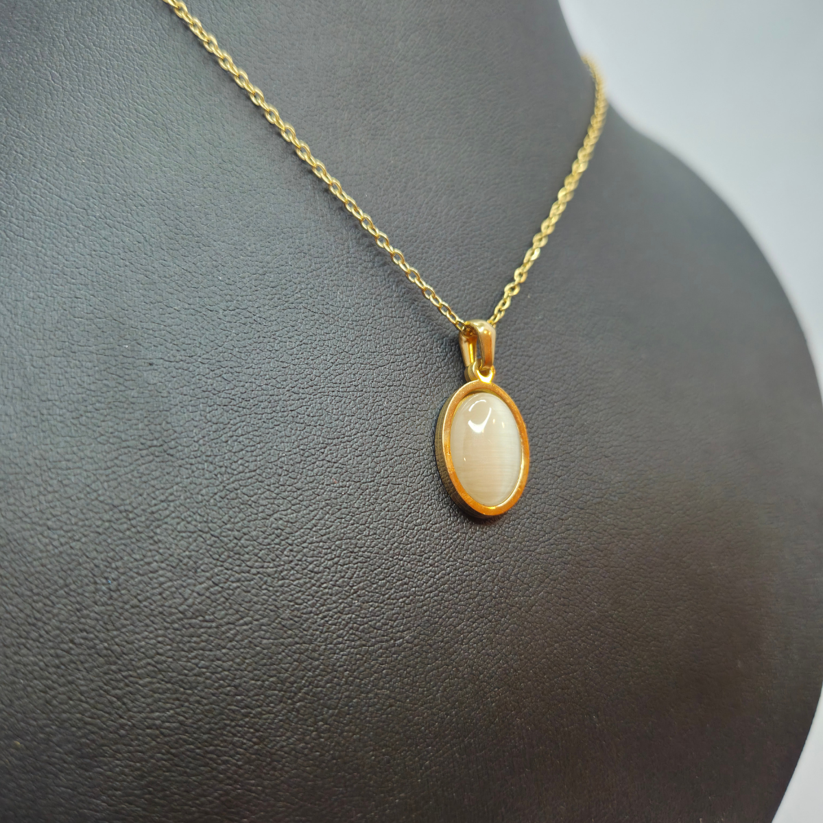 Conjunto de Joyas Clásico con Ojo de Gato Blanco - Pendientes y Collar 100% Acero Bañado en Oro de 18K
