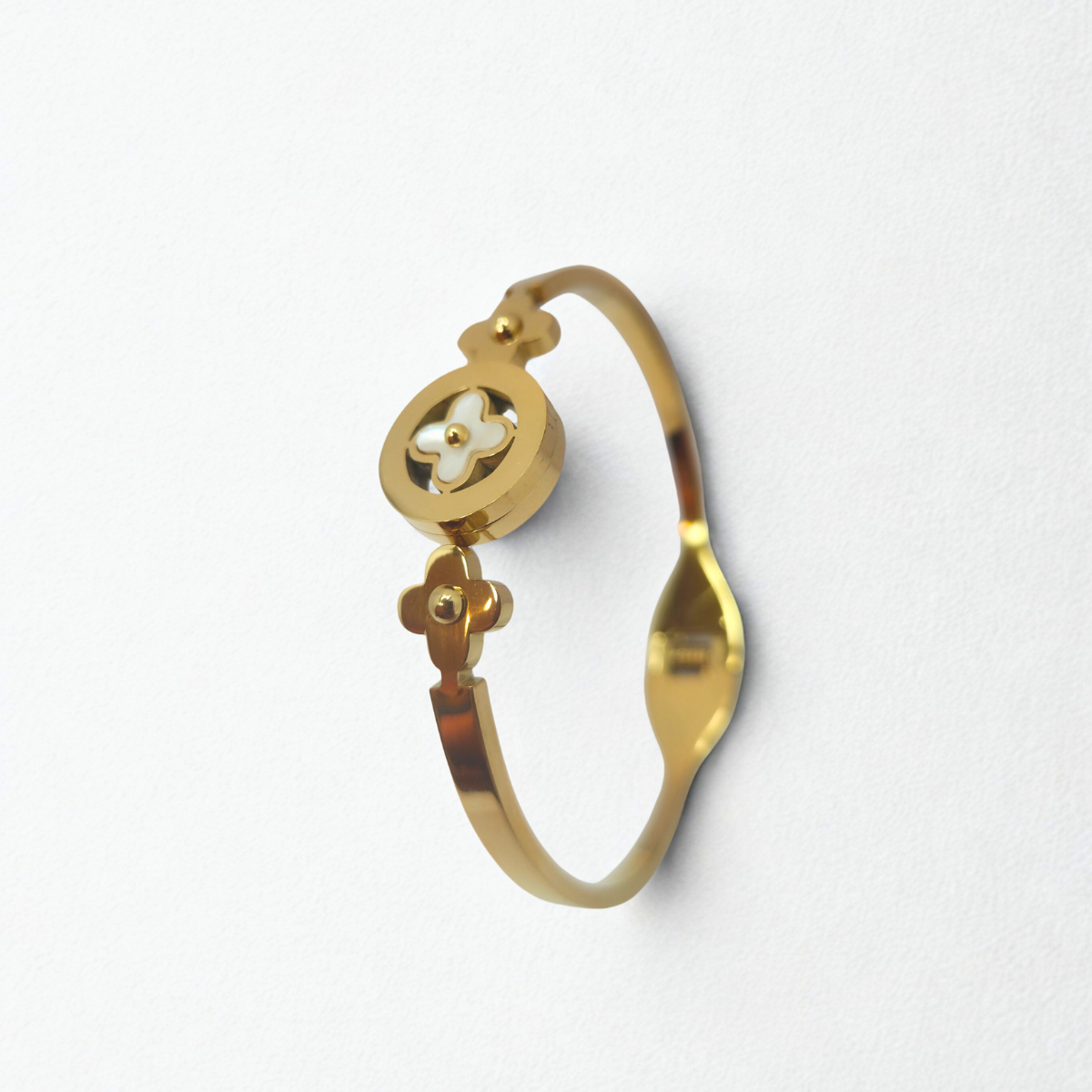 Pulsera Rígida con Diseño de Trébol y Nácar Blanco 100% Acero Bañado en Oro 18K