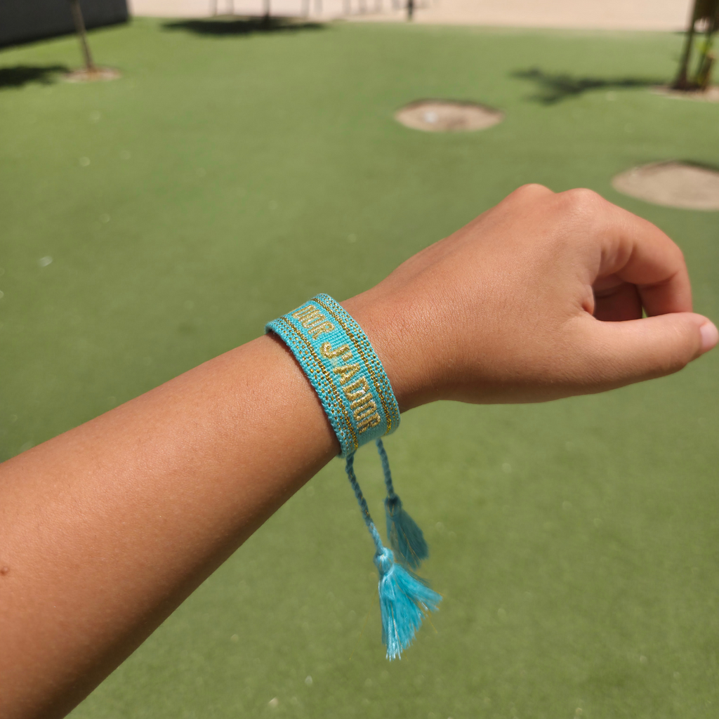 Bracelet en tissu bleu avec broderies dorées et pompons - Modèle ajustable