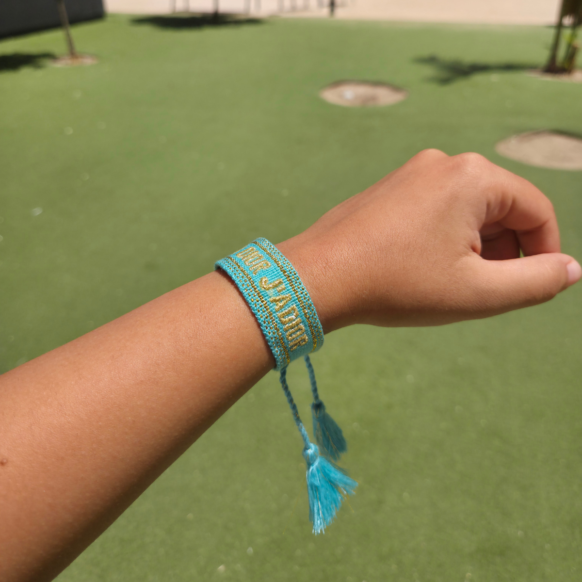 Bracelet en tissu bleu avec broderies dorées et pompons - Modèle ajustable