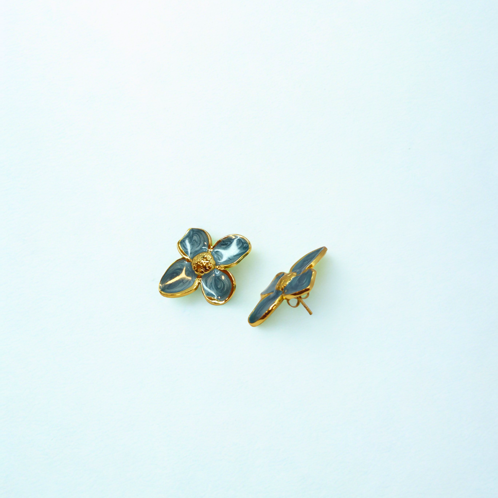 Pendientes de Botón con Flor de Pétalos Azul Petróleo y Centro Dorado - 100% Acero Bañado en Oro 18K