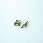 Pendientes de Botón con Flor de Pétalos Azul Petróleo y Centro Dorado - 100% Acero Bañado en Oro 18K