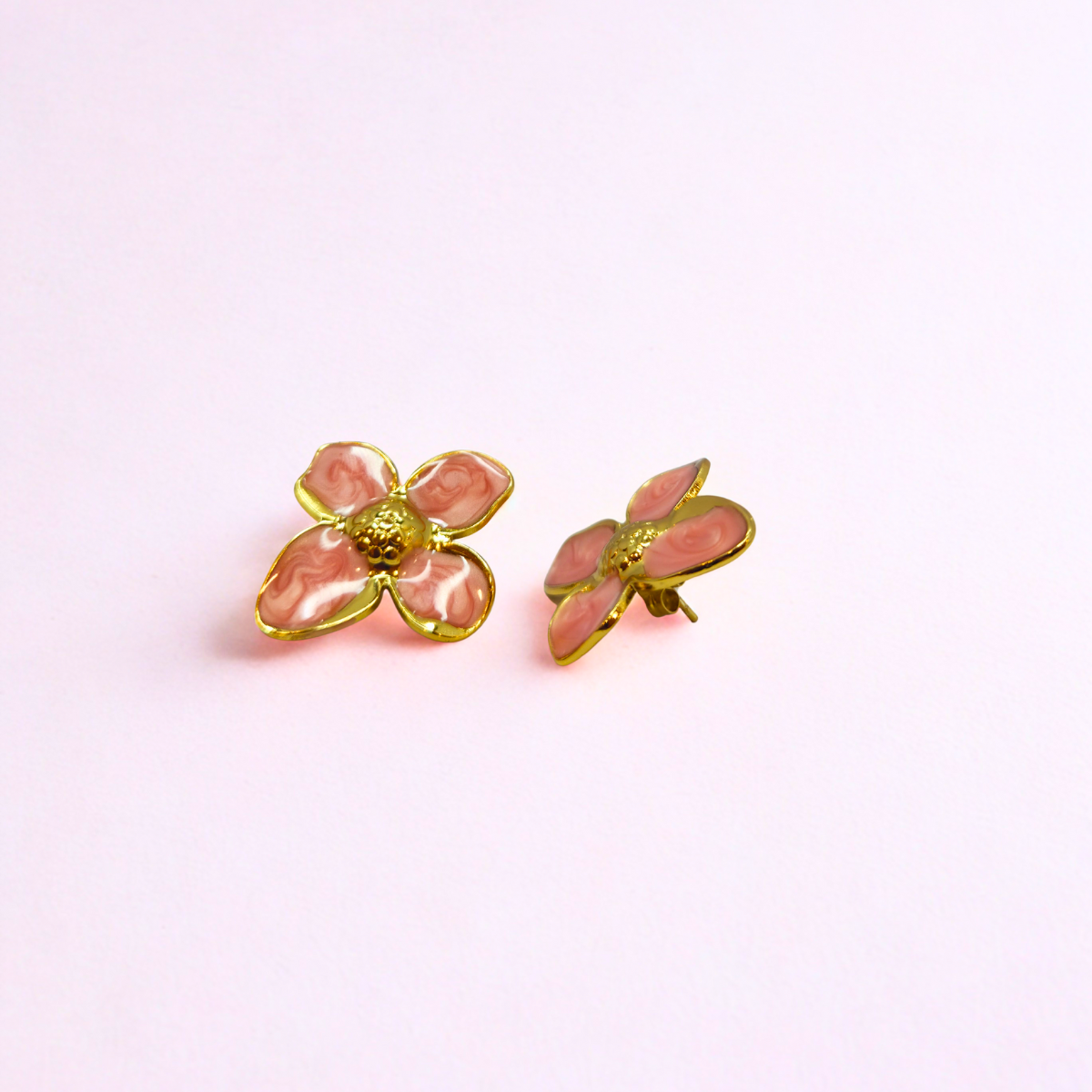 Pendientes de Botón con Flor de Pétalos Rosas y Centro Dorado - 100% Acero Bañado en Oro 18K
