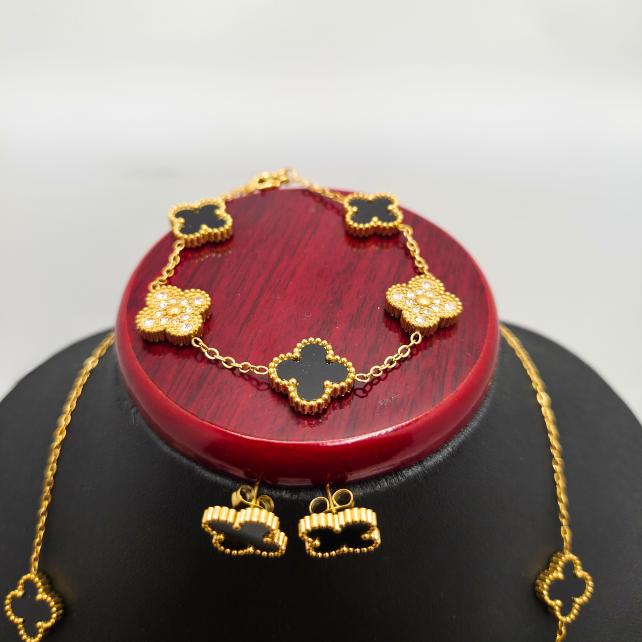Conjunto de Lujo Tréboles Negros y Circonitas - Acero Bañado en Oro 18K