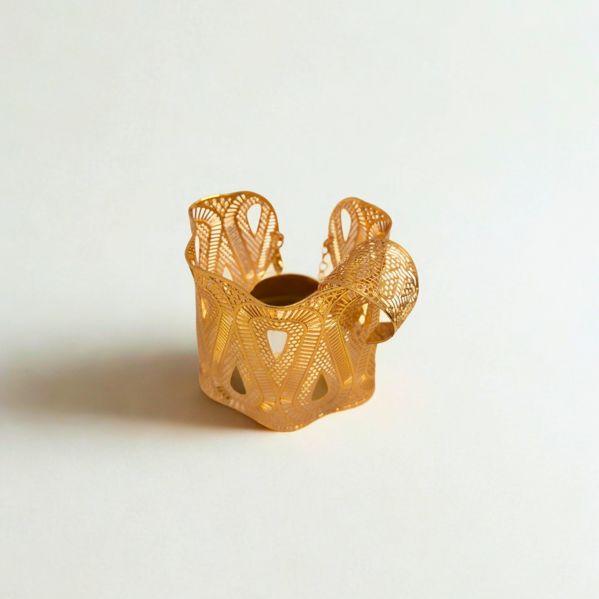 Conjunto de Brazalete Ancho y Anillo Calado 100% Acero Bañado en Oro 18K