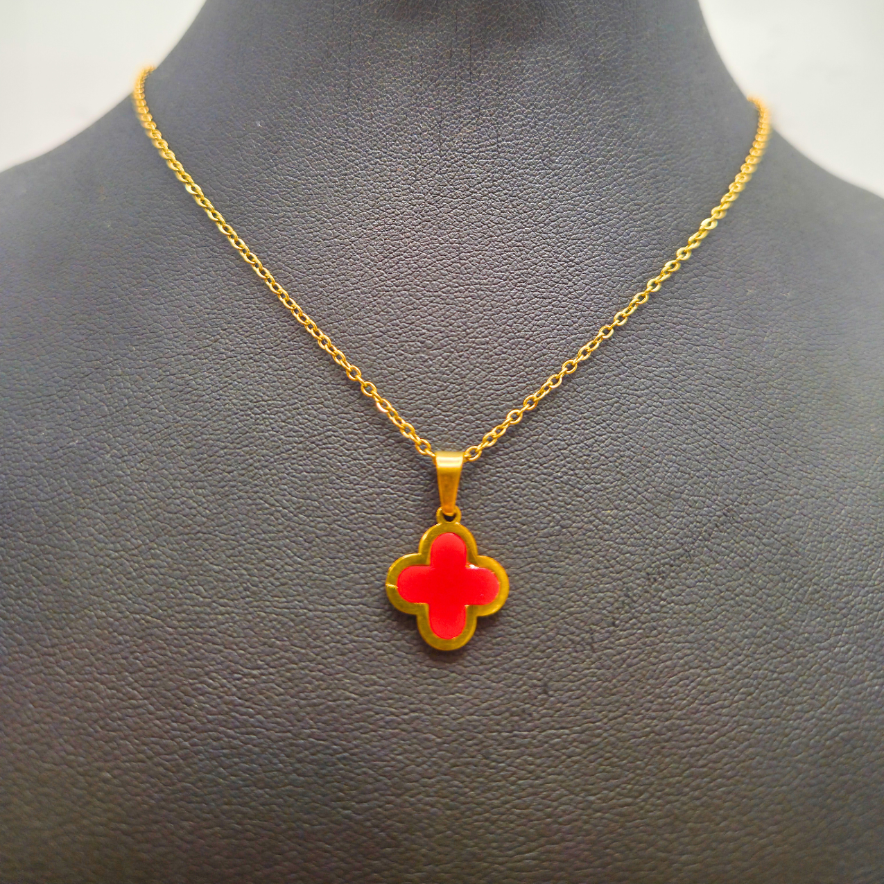 Conjunto Completo Trébol de la Suerte Rojo - Acero Bañado en Oro 18K