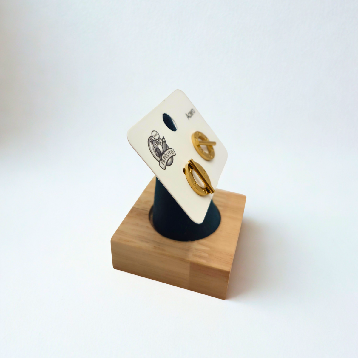 Conjunto de Joyería Circular con Barra Diagonal y Detalles de Tornillo 100% Acero Bañado en Oro 18K