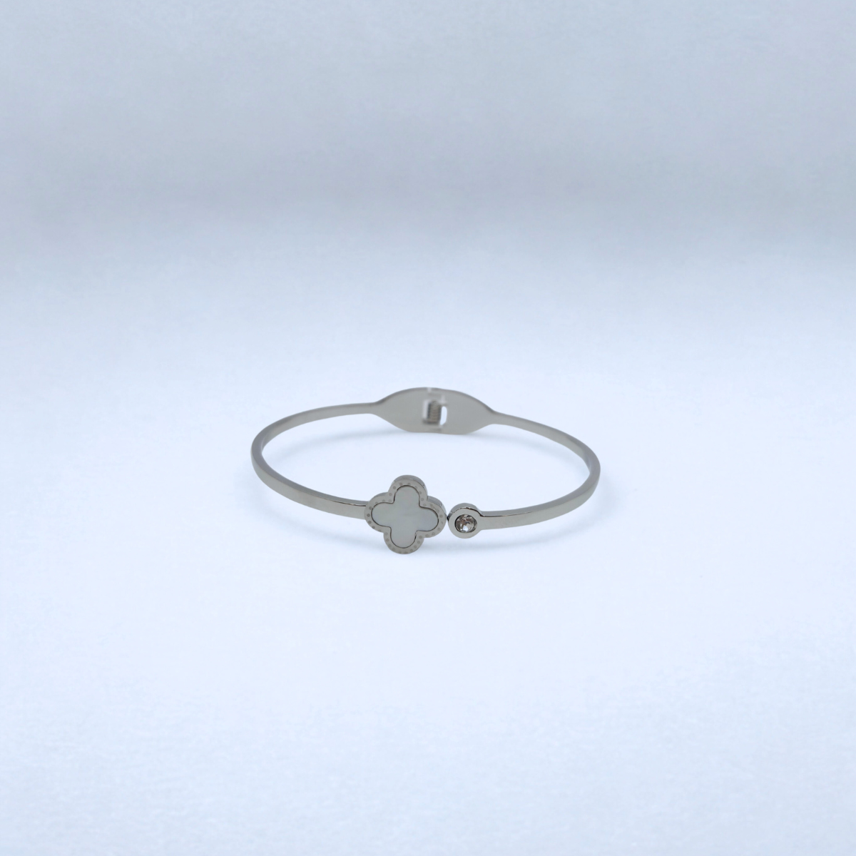 Pulsera Rígida con Trébol de Nácar Blanco y Gema 100% Acero Inoxidable Color Plata