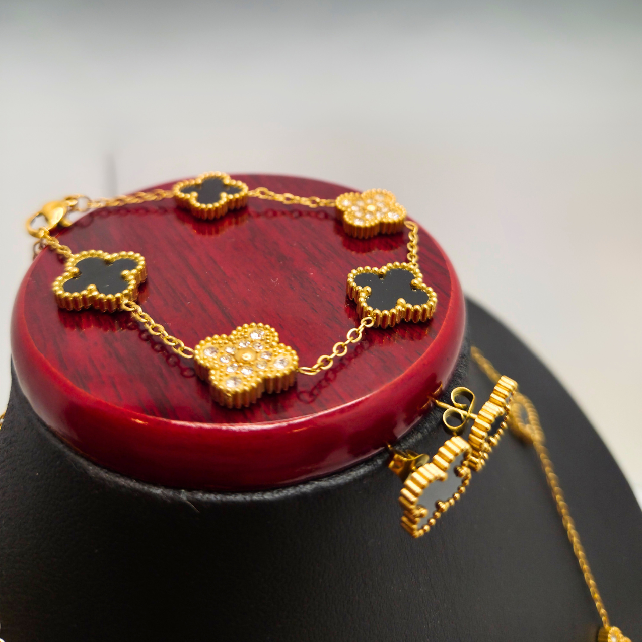 Conjunto de Lujo Tréboles Negros y Circonitas - Acero Bañado en Oro 18K