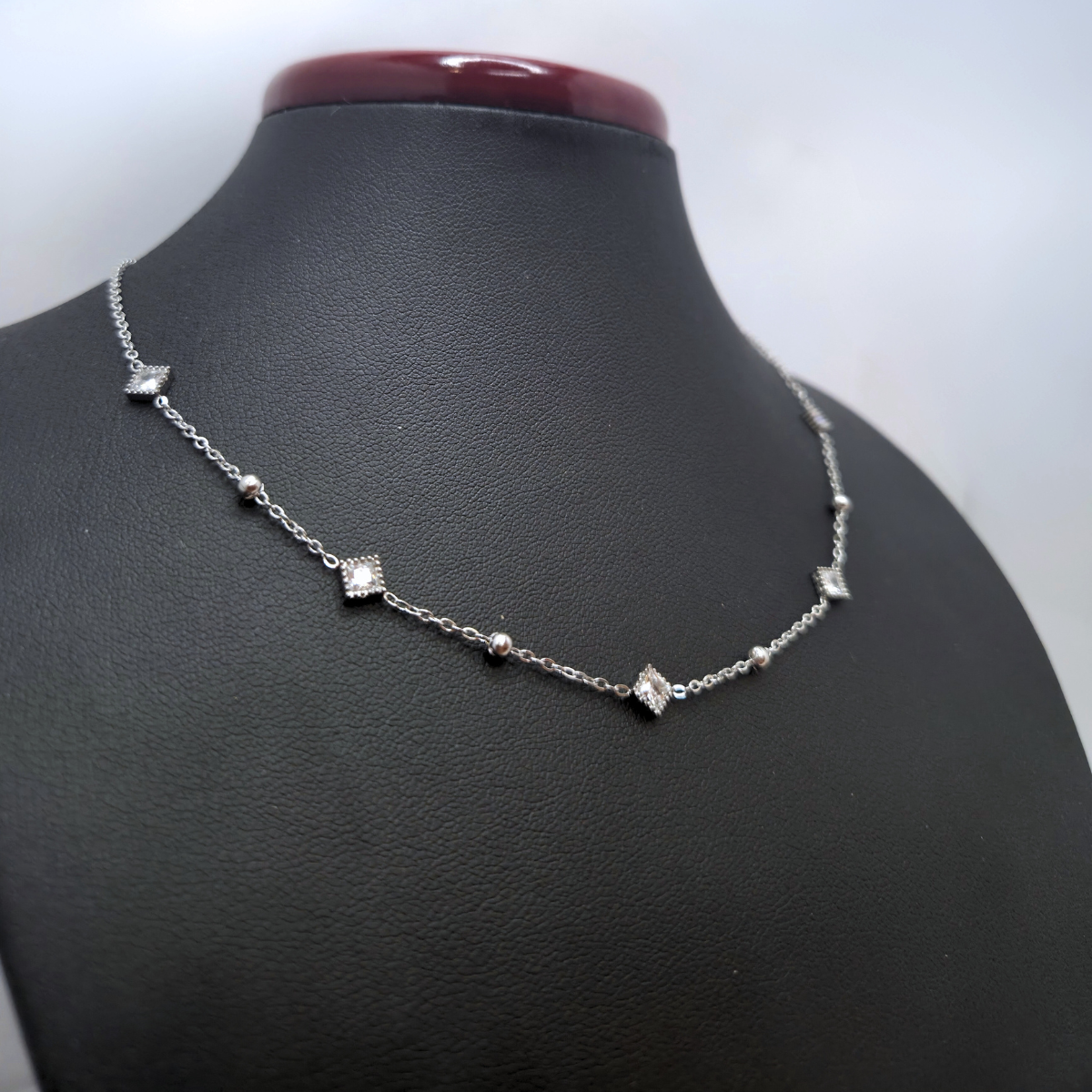 Collier 100 % acier inoxydable avec breloques carrées et boules en zircone