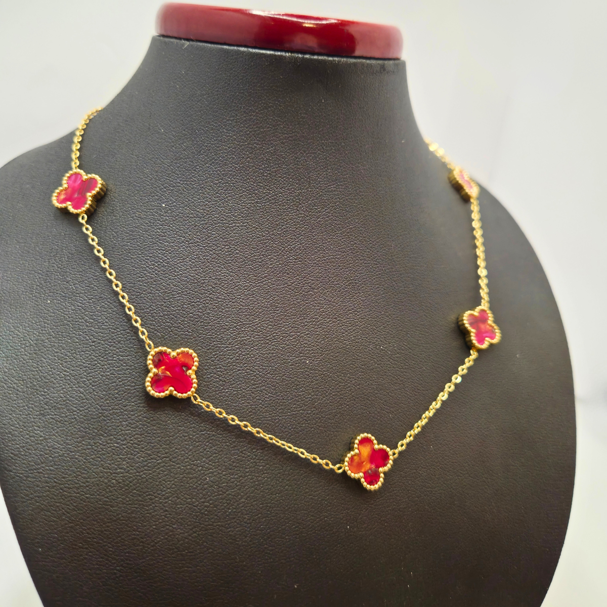 Conjunto Completo de Acero Chapado en Oro de 18K 100% con Tréboles Rojos