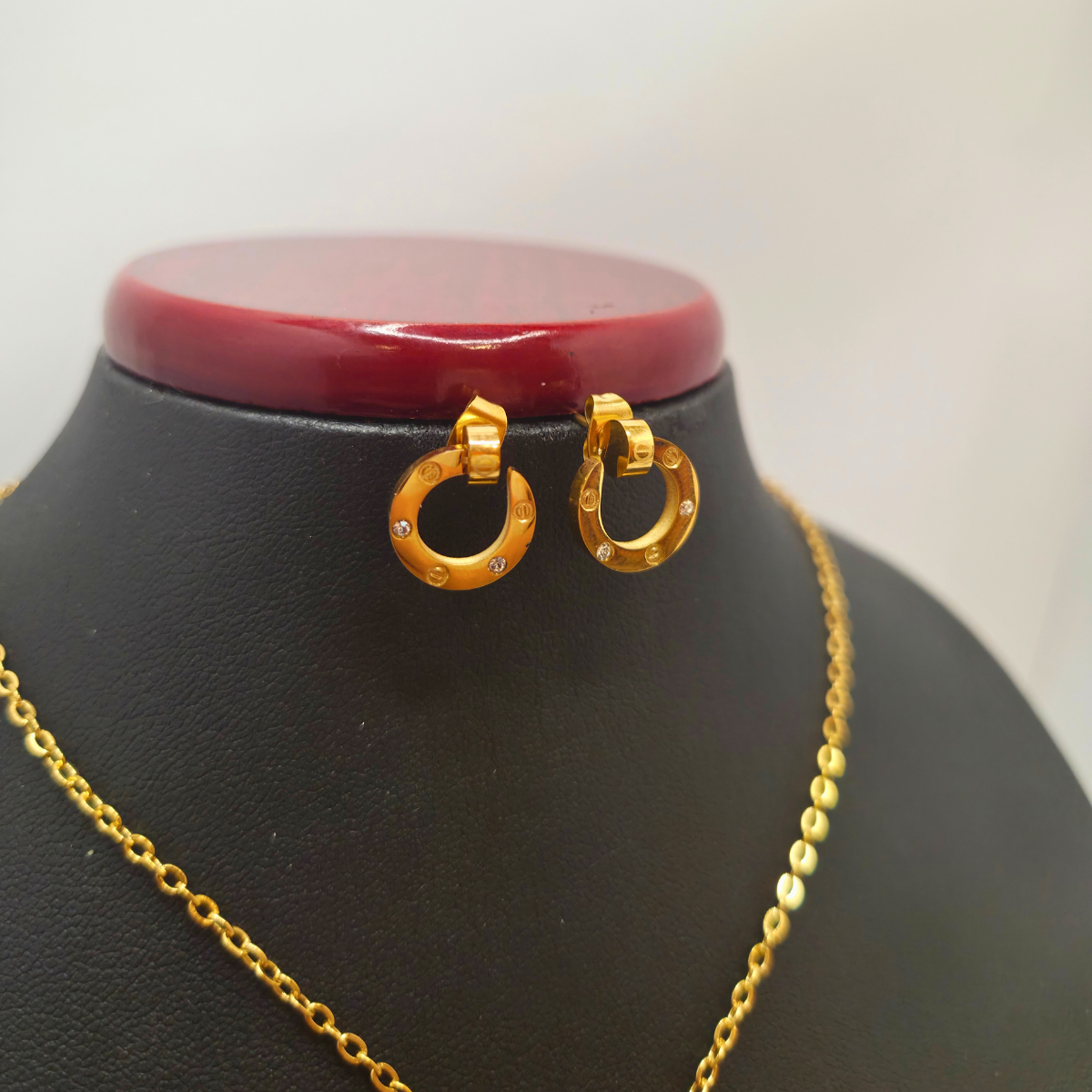 Conjunto de Collar y Pendientes con Diseño Circular y Circonitas 100% Acero Bañado en Oro 18K