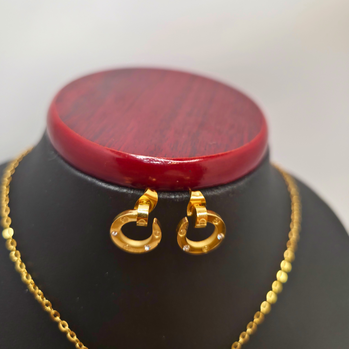 Conjunto de Collar y Pendientes con Diseño Circular y Circonitas 100% Acero Bañado en Oro 18K