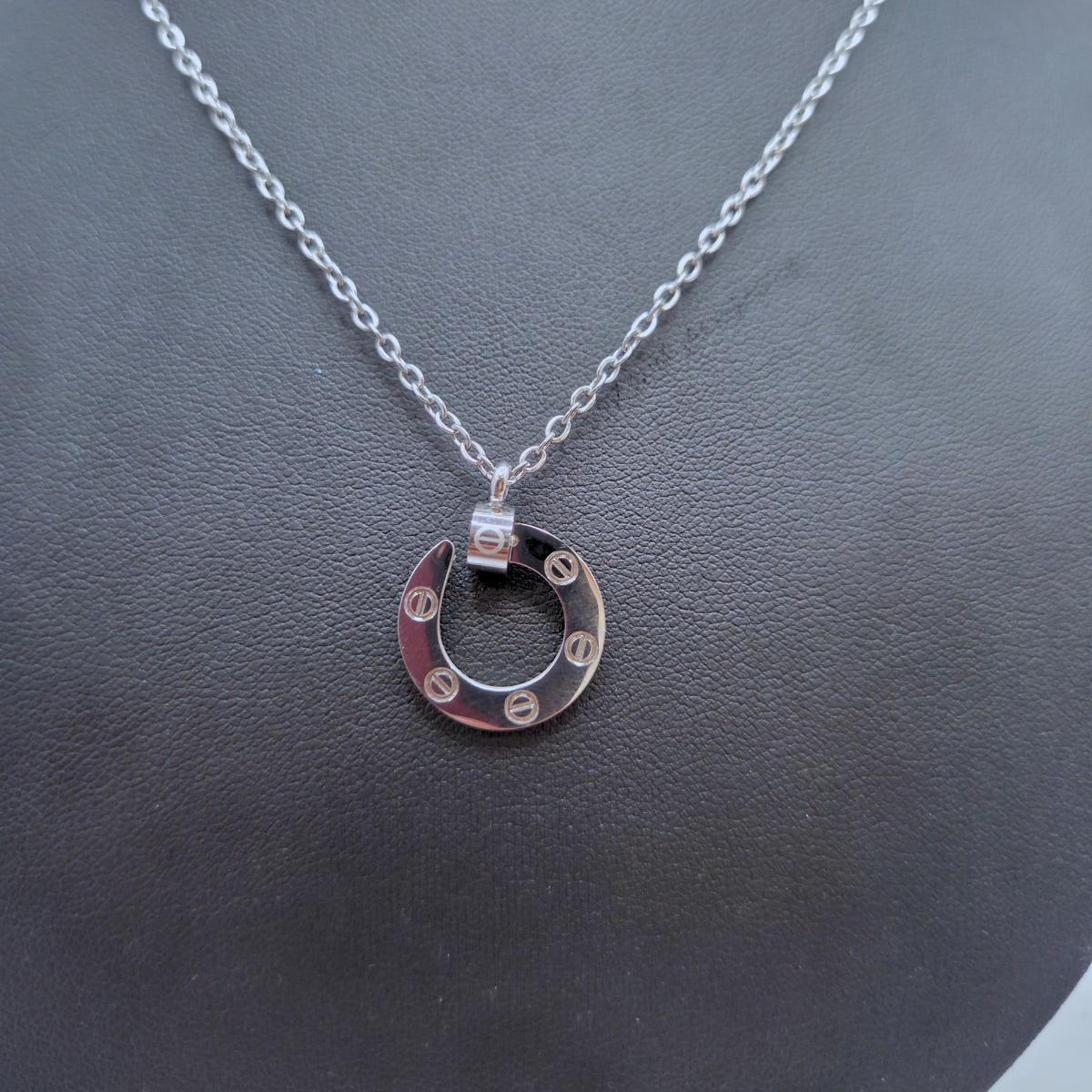 Conjunto de Joyería Círculo con Detalles de Tornillo y Circonitas 100% Acero Inoxidable Color Plata