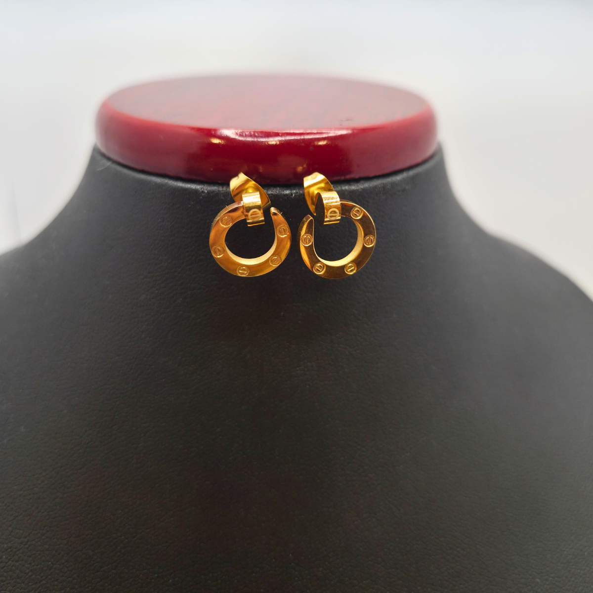 Conjunto de Joyería Círculo con Detalles Grabados 100% Acero Bañado en Oro 18K