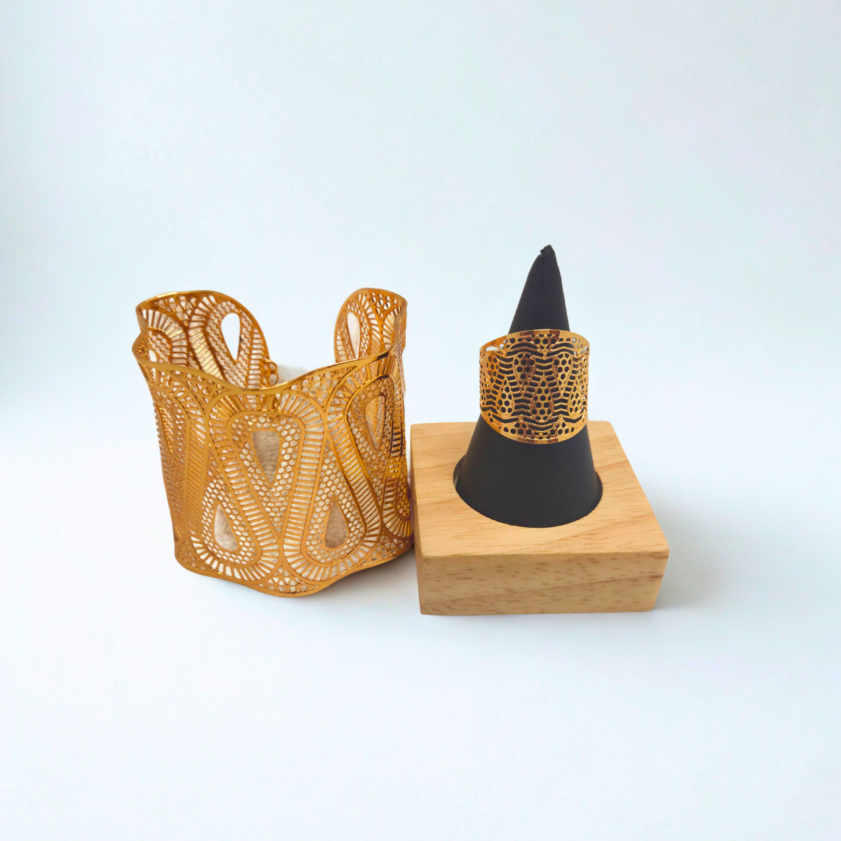 Conjunto de Brazalete Ancho y Anillo Calado 100% Acero Bañado en Oro 18K