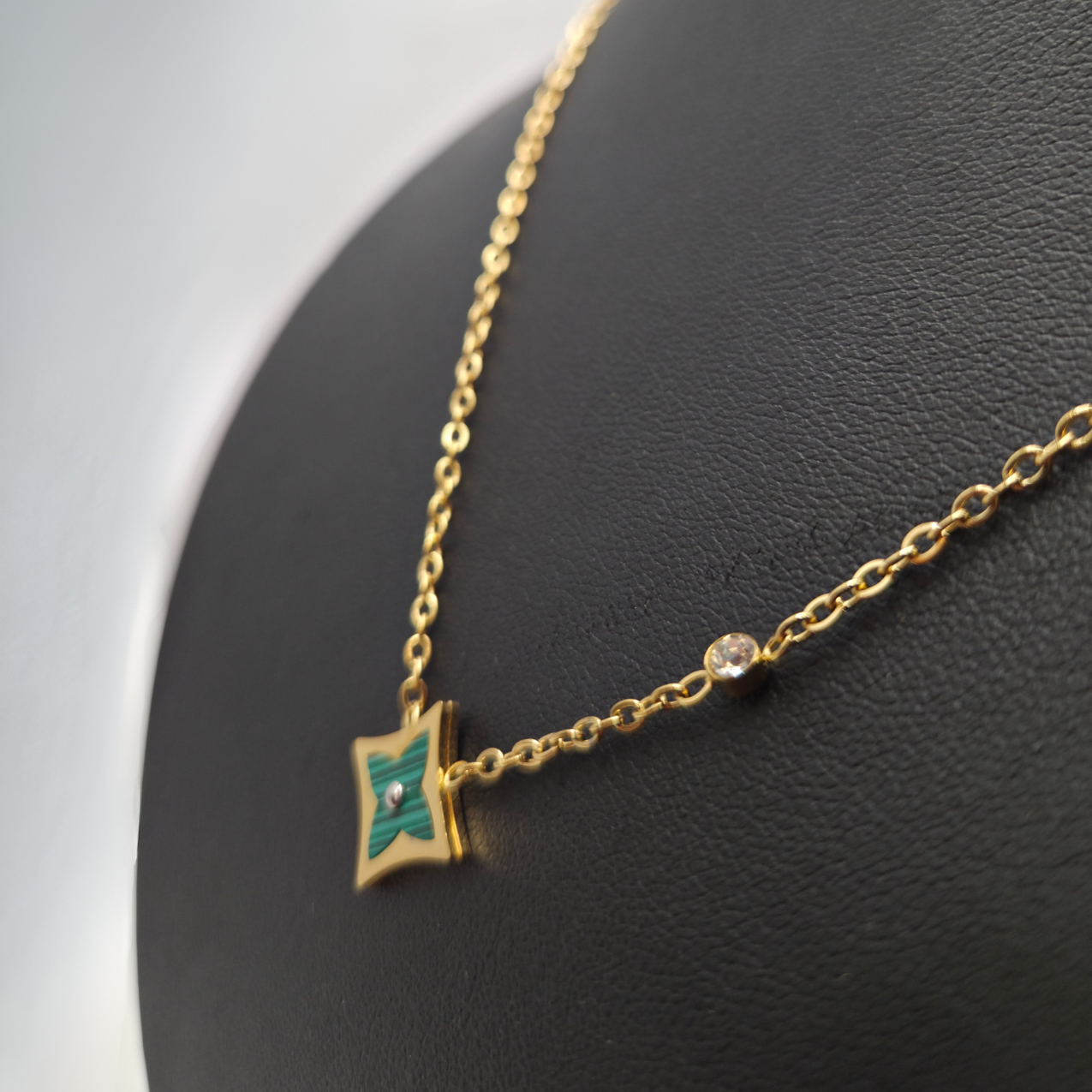 Collar con Colgante de Estrella Verde Malaquita 100% Acero Bañado en Oro 18K