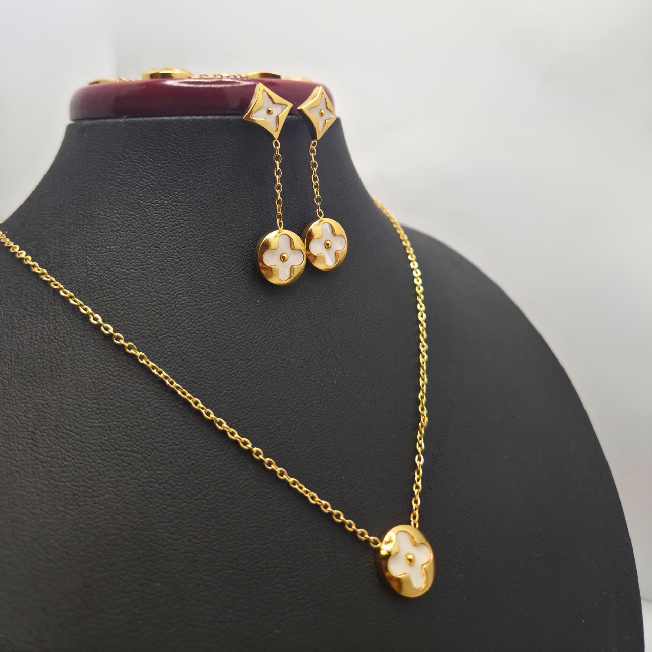 Conjunto de Joyería Trébol Nácar con Detalle Central 100% Acero Bañado en Oro 18K