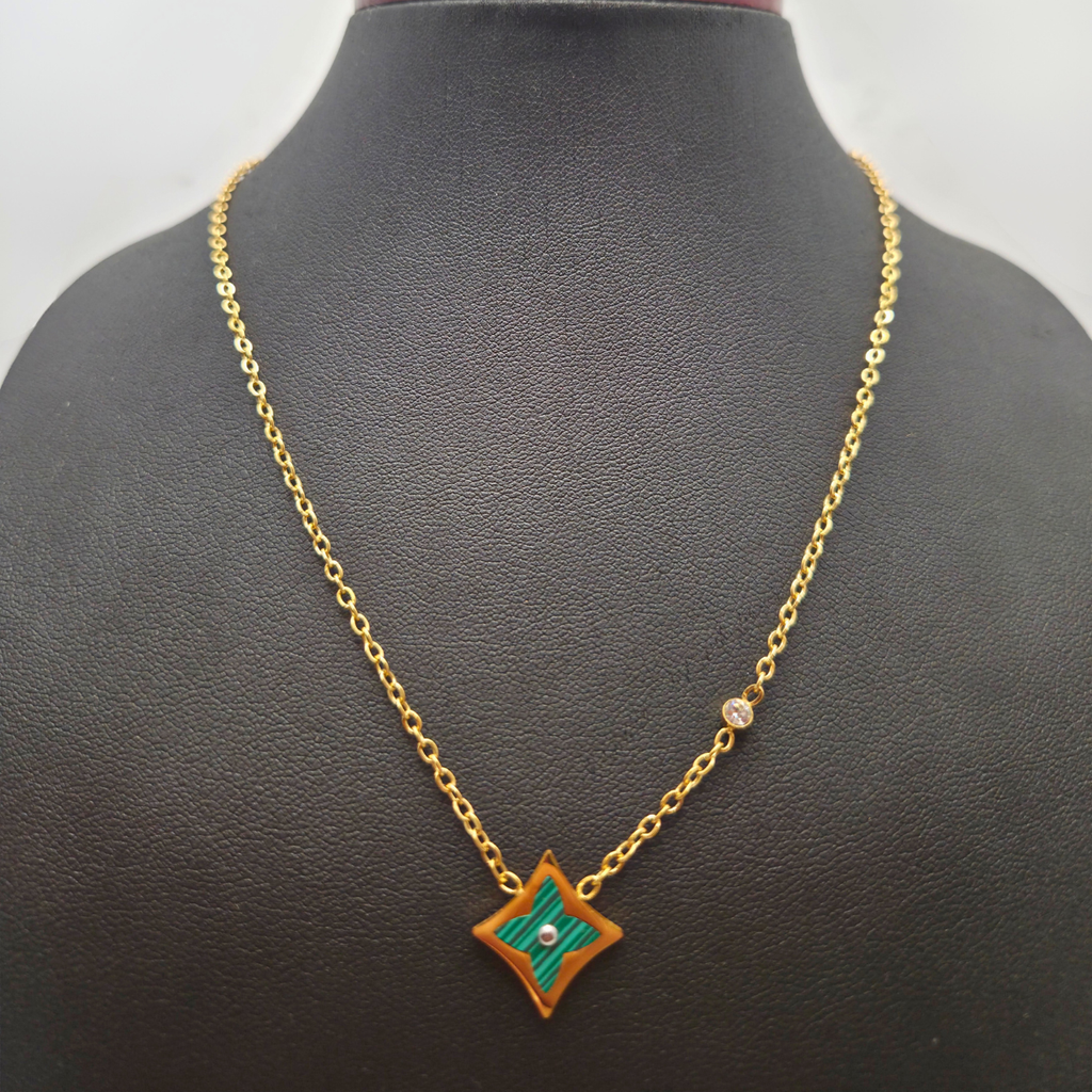 Collar con Colgante de Estrella Verde Malaquita 100% Acero Bañado en Oro 18K