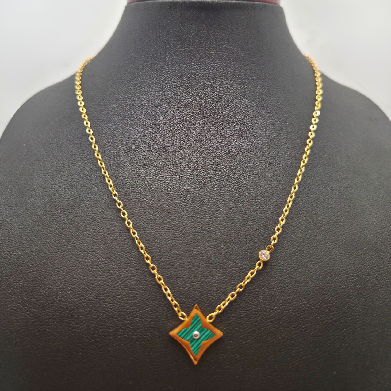 Collar con Colgante de Estrella Verde Malaquita 100% Acero Bañado en Oro 18K