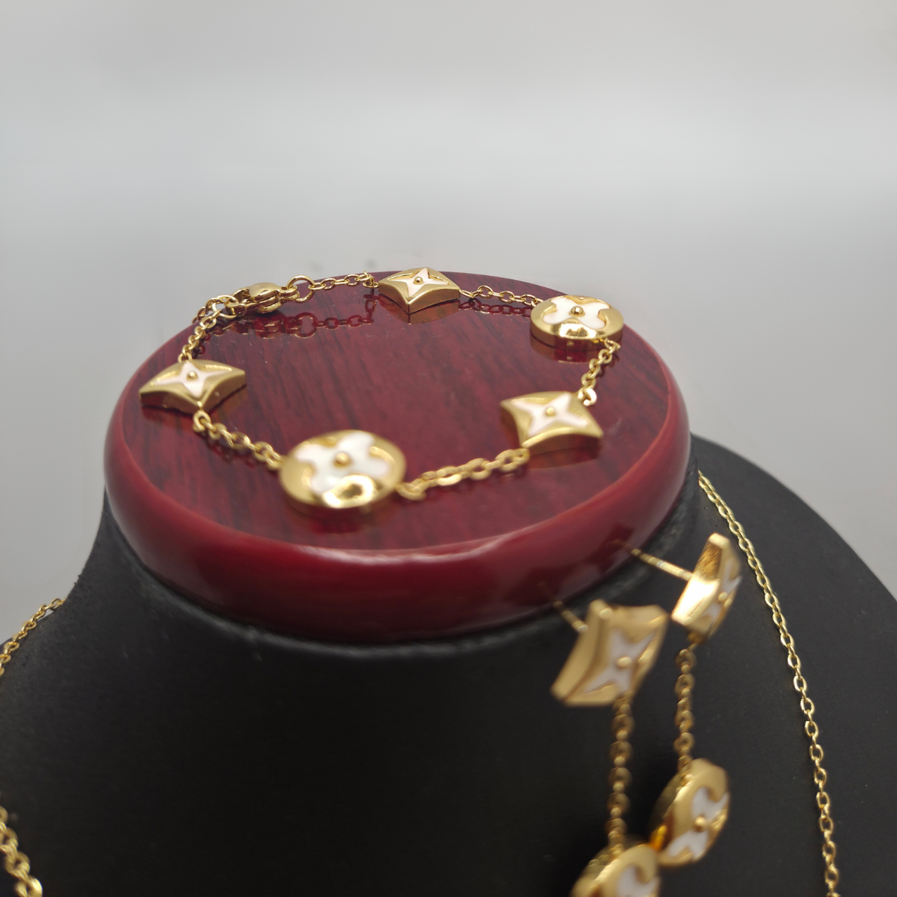 Conjunto de Joyería Trébol Nácar con Detalle Central 100% Acero Bañado en Oro 18K