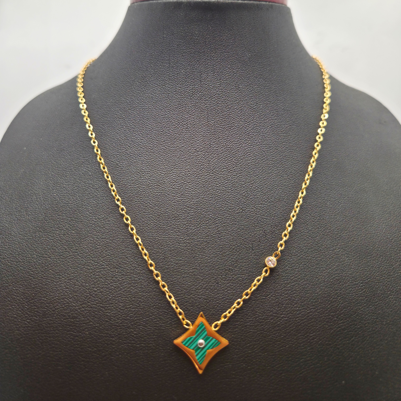 Collar con Colgante de Estrella Verde Malaquita 100% Acero Bañado en Oro 18K