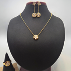 Conjunto de Joyería Trébol Nácar con Detalle Central 100% Acero Bañado en Oro 18K