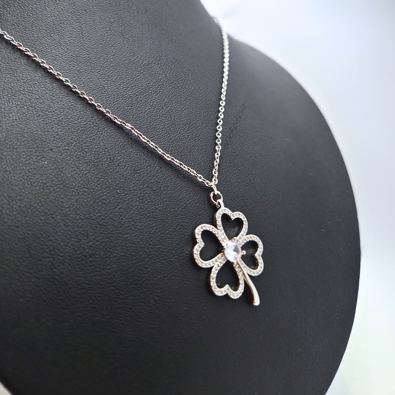 Collar de Trébol de Corazones y Circonitas 100% Acero Inoxidable Color Plata
