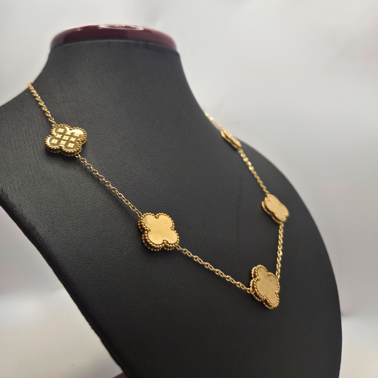 Collar de Tréboles con Acabado Alternado 100% Acero Bañado en Oro 18K