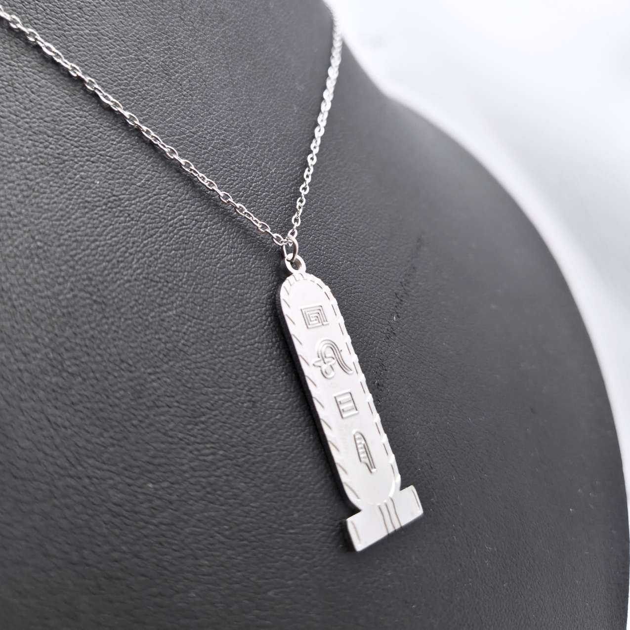 Collar de Cartucho Egipcio con Símbolos Grabados 100% Acero